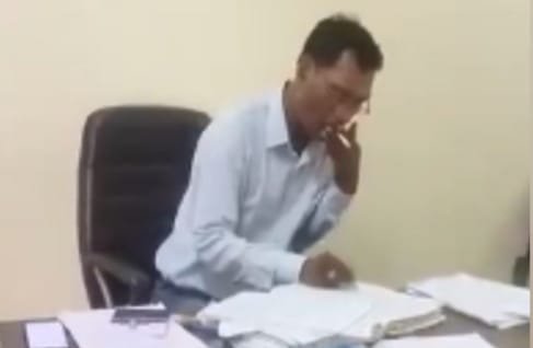 सरकारी दफ्तर में धूम्रपान करने वाला जनसेवक सस्पेंड