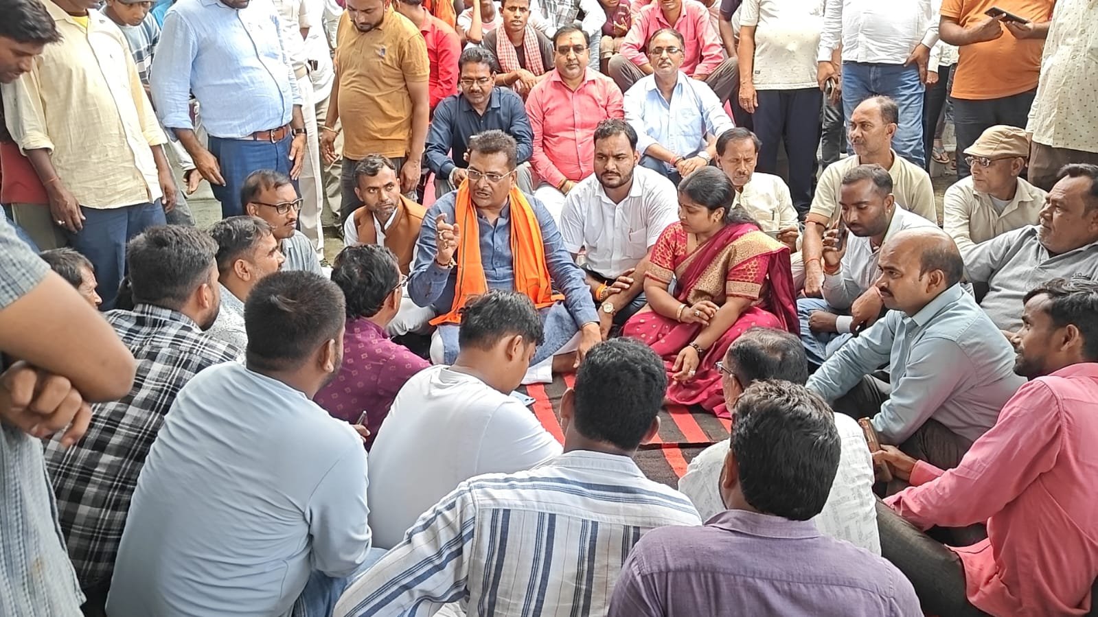 चट्टीबरियातू पहुंचे सांसद मनीष जायसवाल, ऋत्विक कंपनी के कार्यशैली के खिलाफ़ ग्रामीणों के समर्थन में बैठे धरने पर