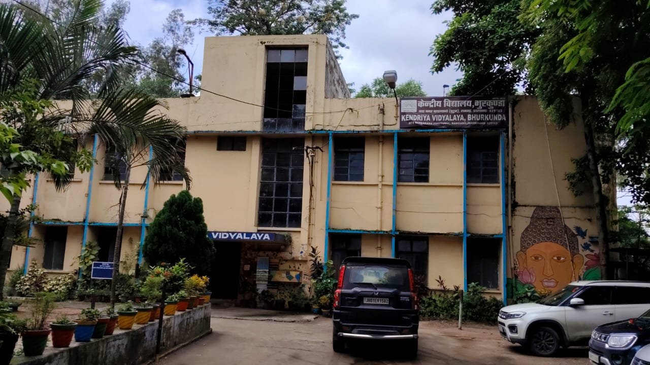 पीएम केंद्रीय विद्यालय भुरकुंडा का भवन जर्जर होने से विद्यालय का संचालन हुआ बंद