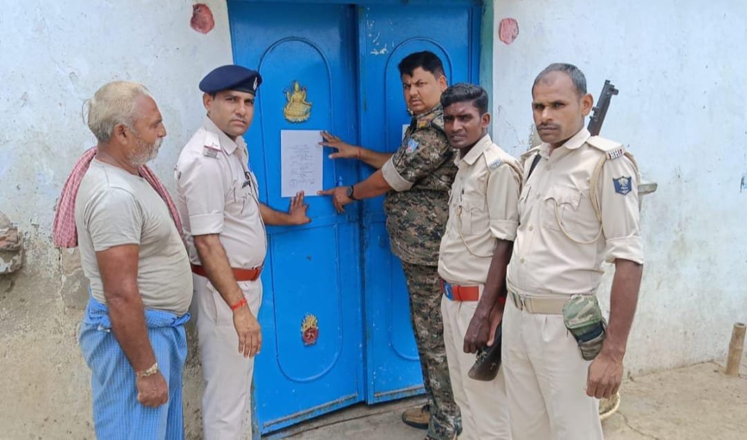 बासल पुलिस ने फरार चल रहे जीतन कुमार के घर चिपकाए इश्तिहार