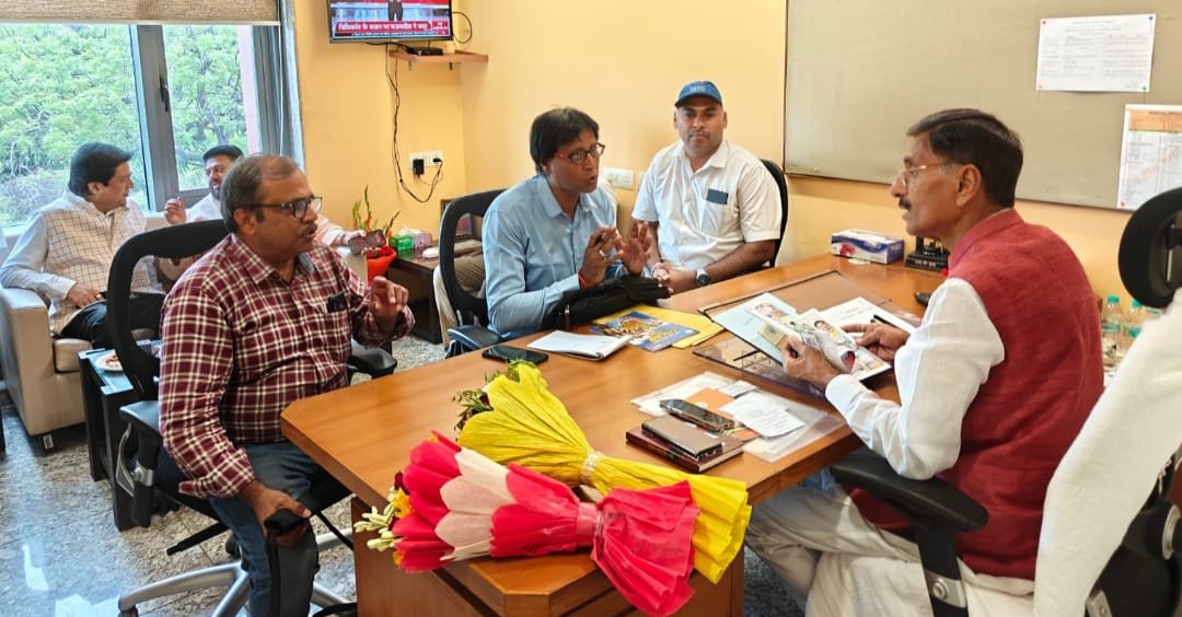 भाजपा राष्ट्रीय मुख्यालय में कार्यकर्ताओं और जनता से मिले रक्षा राज्य मंत्री संजय सेठ