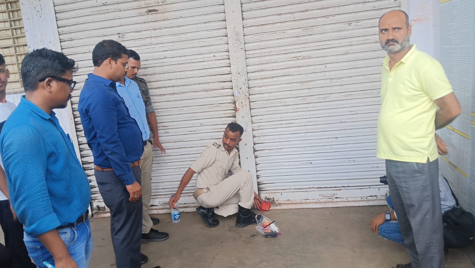 पतरातू क्षेत्र में अधिकारियों ने शराब दुकान किया सील