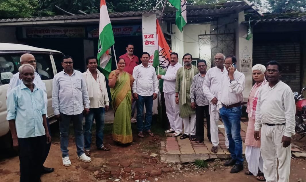 पतरातु में कांग्रेसियों ने झंडा लगाओ सम्मान बढ़ाओ अभियान चलाया