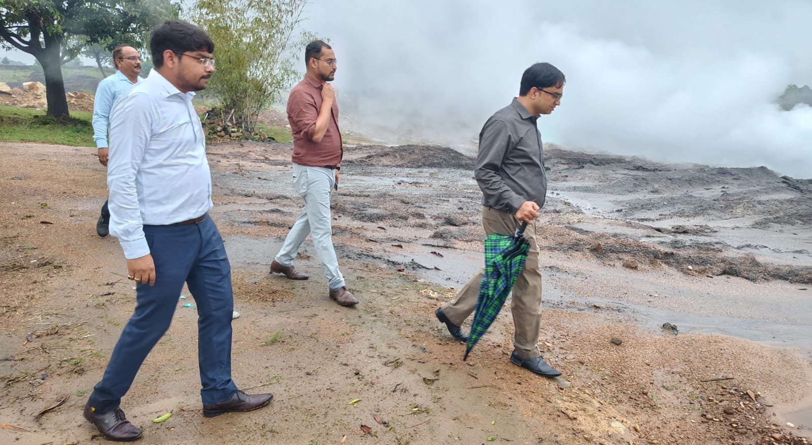 चितरपुर प्रखंड के भुचुंगडीह क्षेत्र में सीसीएल खदान में लगे आग का उपायुक्त ने किया निरीक्षण