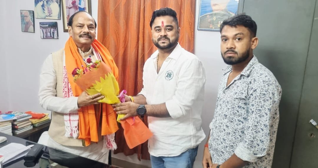 भाजपा नेता ने पूर्व मुख्यमंत्री रघुवर दास से की भेंट