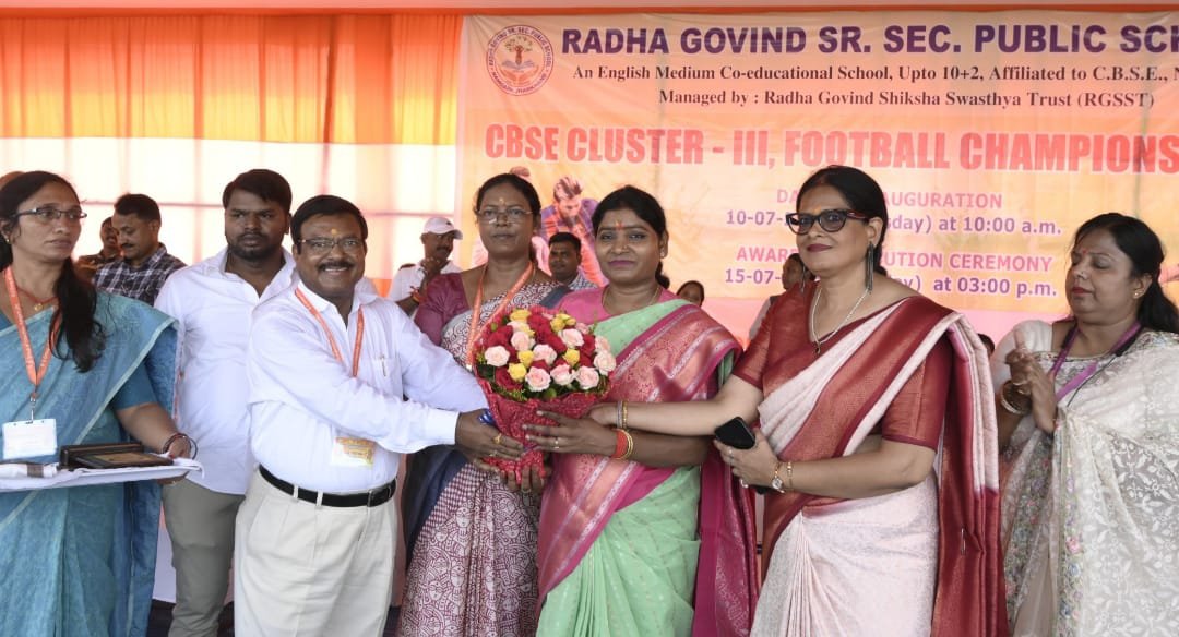राधा गोविन्द सीनियर सेकेंडरी स्कूल द्वारा आयोजित सीबीएसई क्लस्टर- lll फुटबॉल टूर्नामेंट में टीमों का जोरदार प्रदर्शन