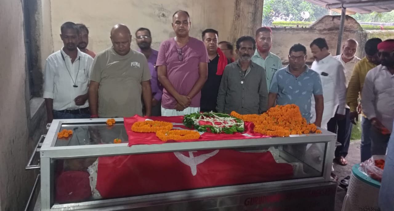 मिथिलेश सिंह को श्रद्धांजलि देने विधायक अरुप चटर्जी व पूर्व विधायक विनोद सिंह पहुंचे