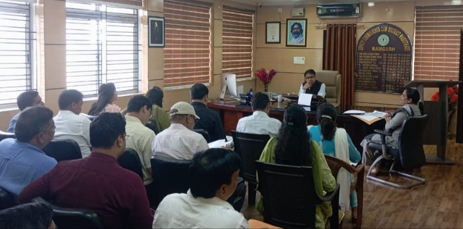 राजस्व संबंधित कार्यों की उपायुक्त ने की समीक्षा