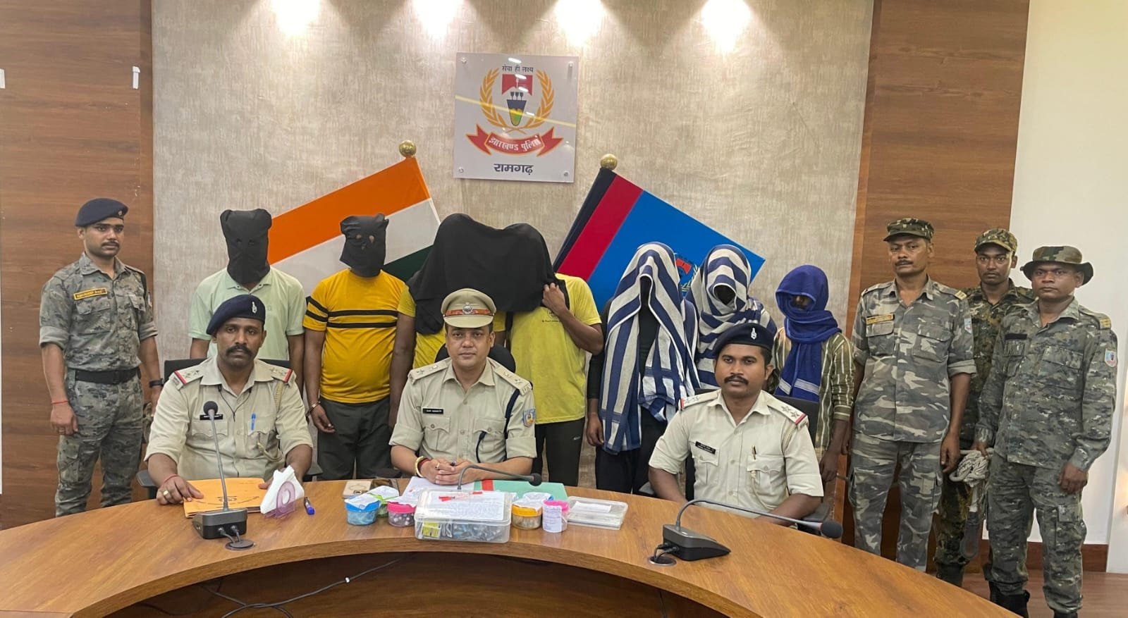 रामगढ़ पुलिस ने प्रतिबंधित नशीला इंजेक्शन के साथ सात अपराधीयों को किया गिरफ्तार