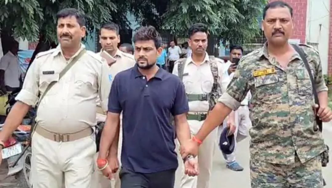 चांडिल में राजस्व कर्मचारी 10 हजार रुपए रिश्वत लेते गिरफ्तार