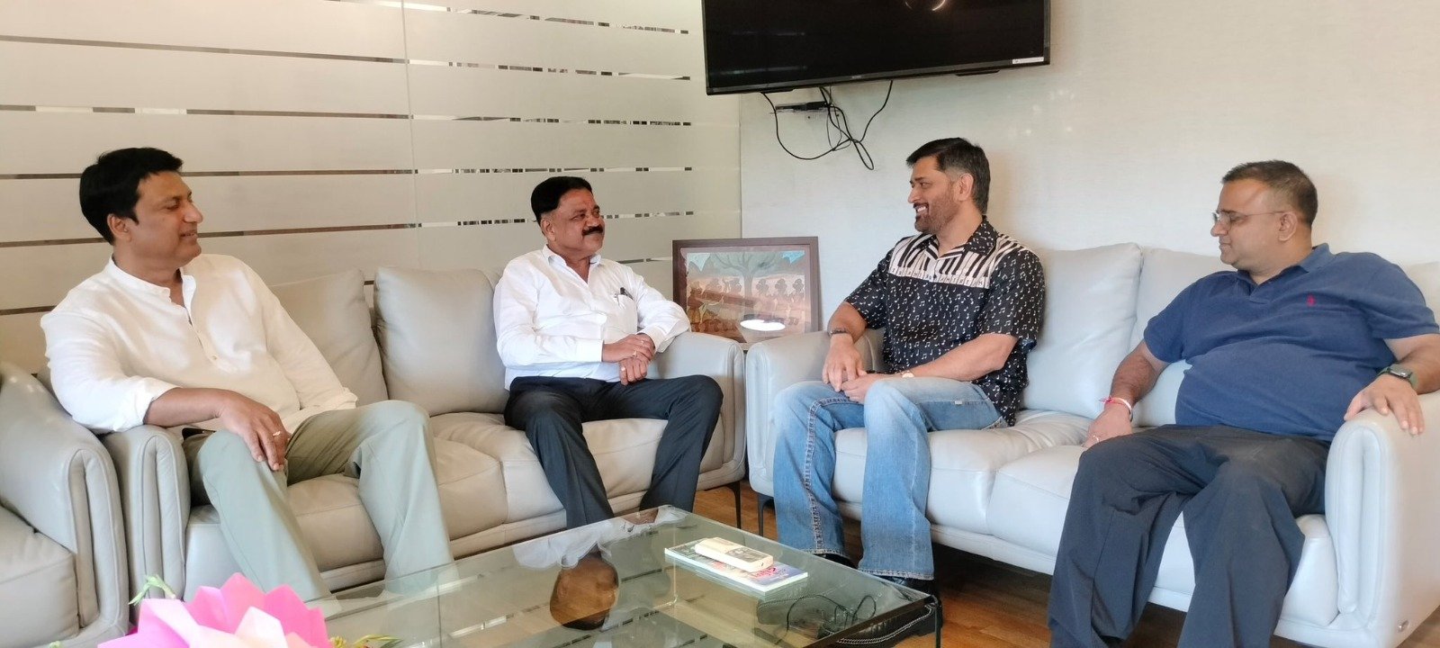 झारखंड में पर्यटन और खेल को बढ़ावा देंगे महेंद्र सिंह धोनी,मंत्री सुदिव्य कुमार ने मुलाकात की