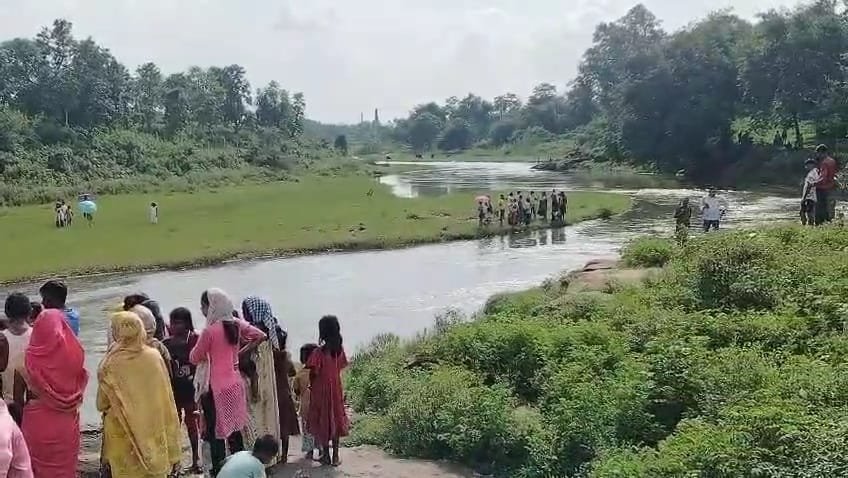 नलकारी नदी के पानी के तेज बहाव में बहे बुजुर्ग का शव मिला