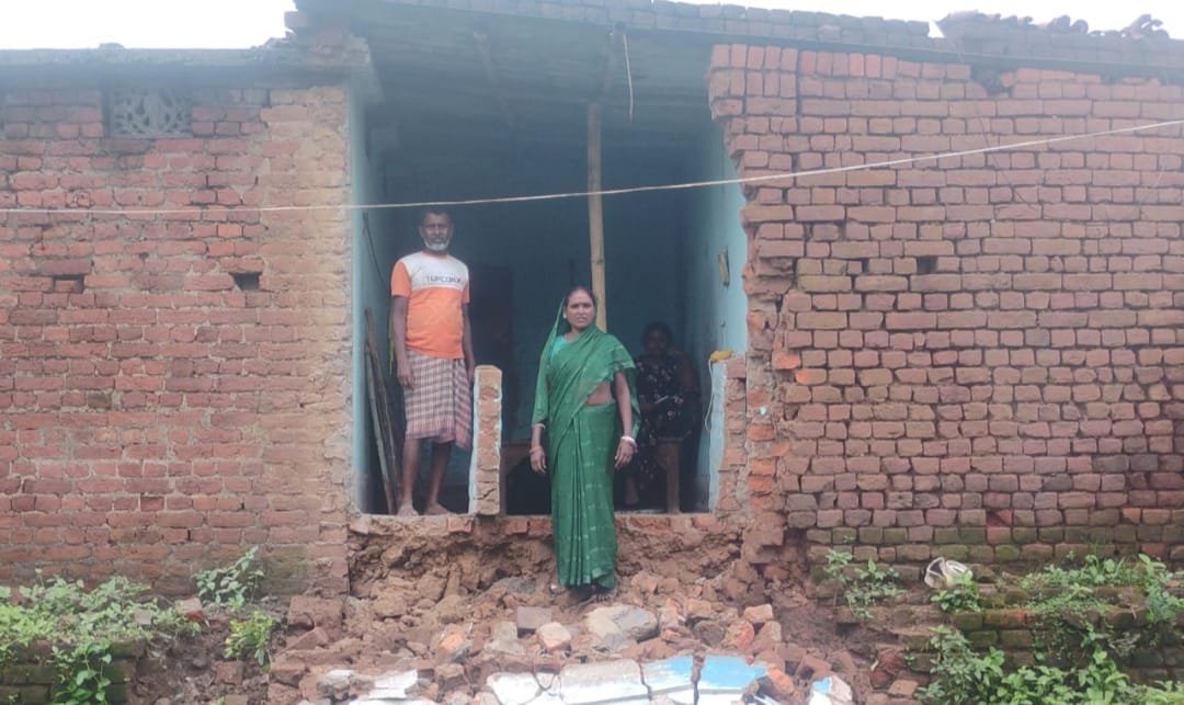 हेमतपुर में कच्चा मकान का दीवार गिरा,बाल बाल बचे लोग