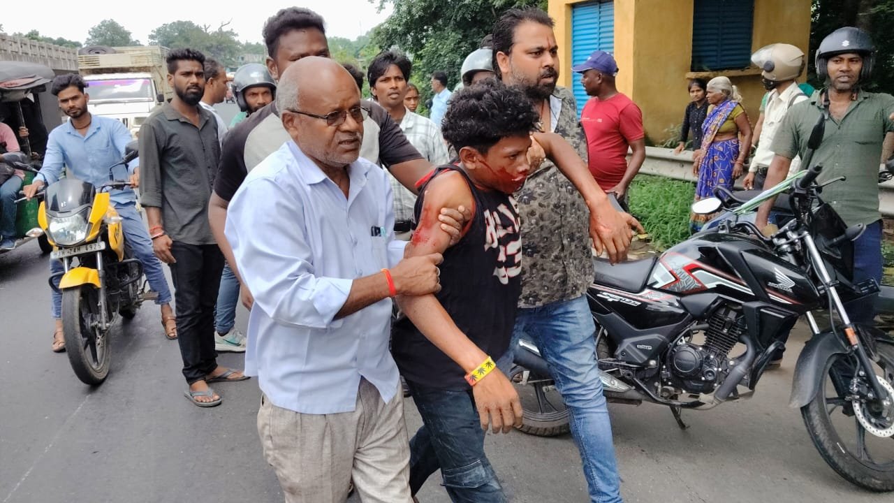 सड़क दुर्घटना में दो युवक गंभीर