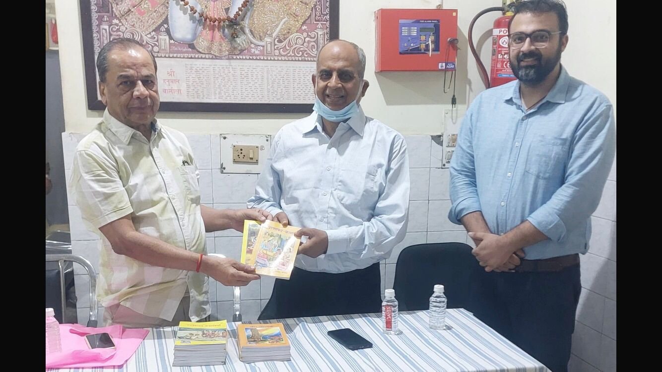 शांतिधारा फाउंडेशन ने पुस्तके प्रदान की