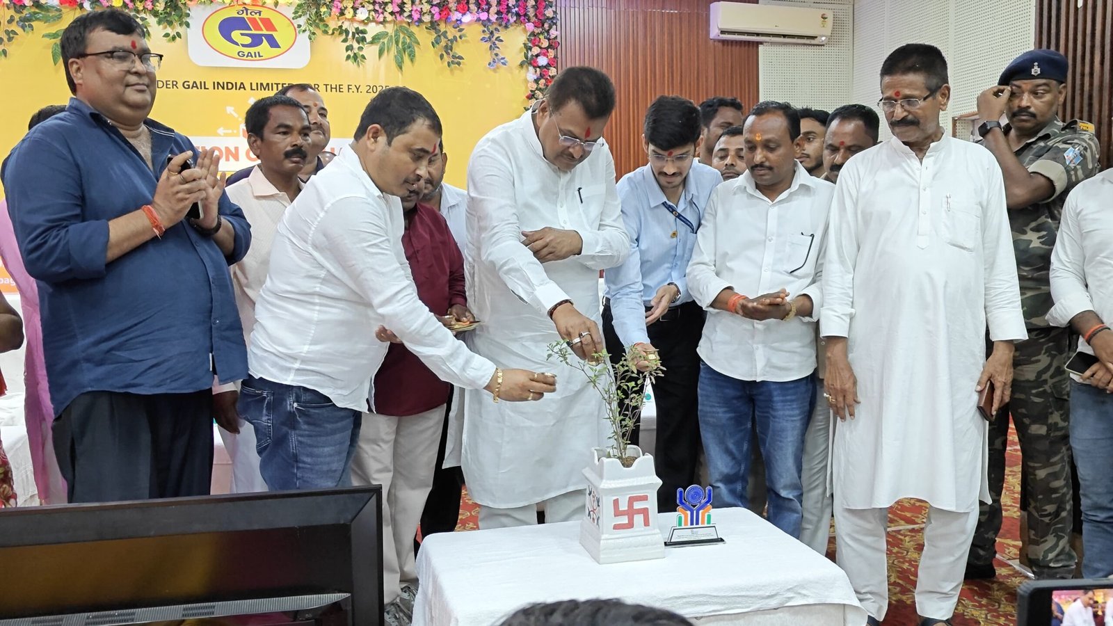 हजारीबाग सांसद मनीष जायसवाल की पहल: चुरचू की 450 महिलाओं को मिला पोषण किट