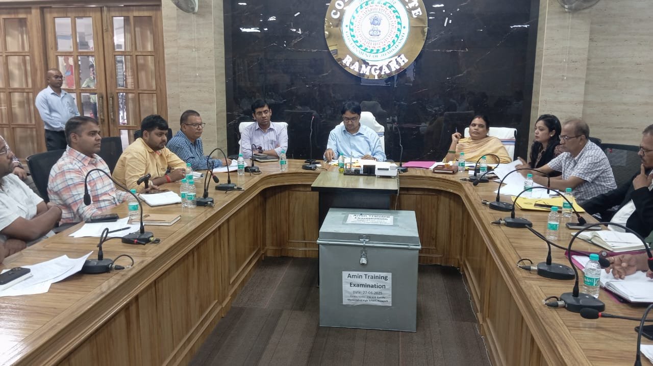 आधारभूत संरचनाओं, एफआरए, भूअर्जन तथा विभिन्न परियोजनाओं को लेकर उपायुक्त की अध्यक्षता में हुआ समीक्षा बैठक