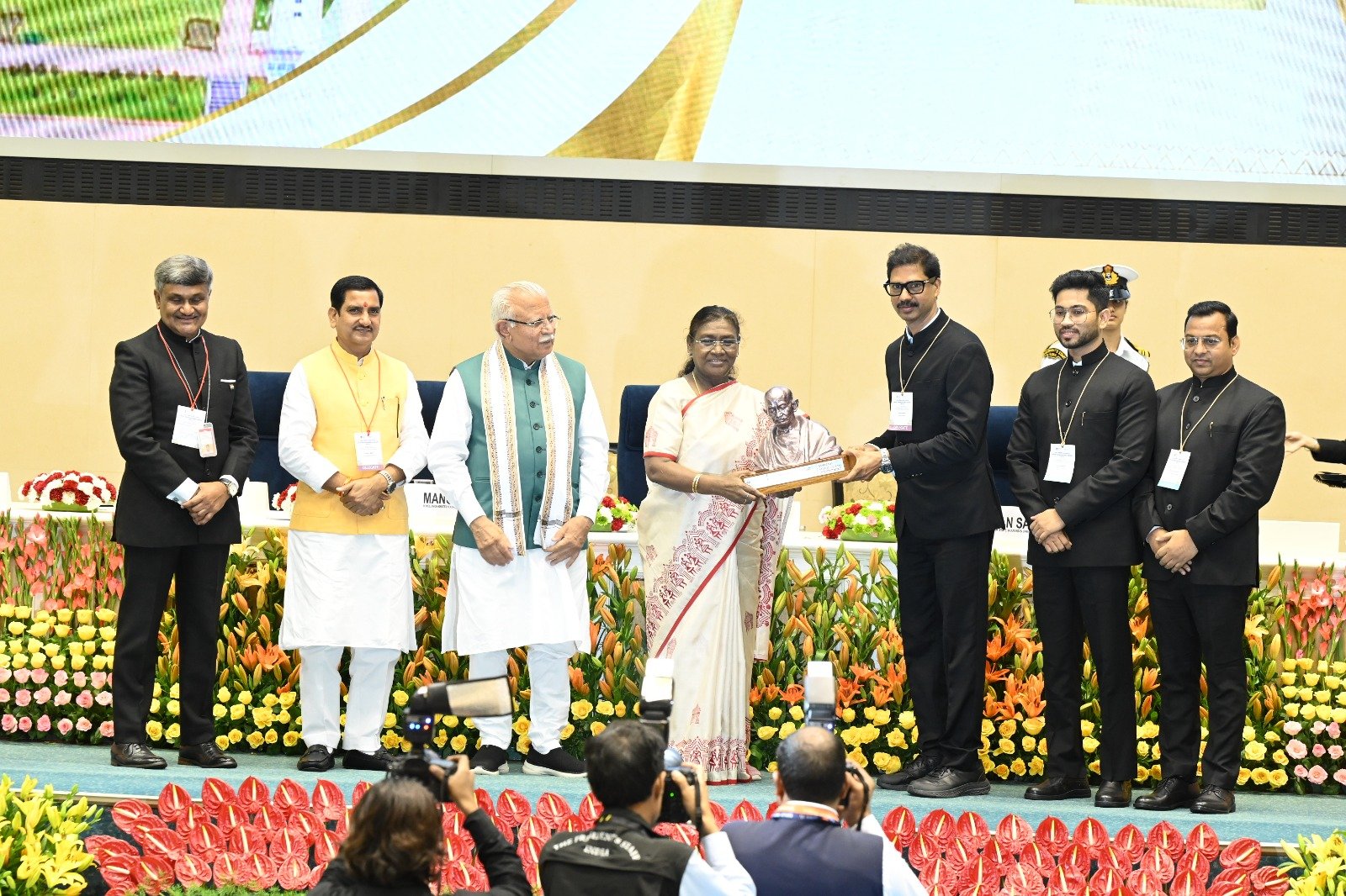 स्वच्छता सर्वेक्षण में जमशेदपुर और बुंडू ने झारखंड का नाम किया रौशन, राष्ट्रपति द्रौपदी मुर्मू ने किया सम्मानित