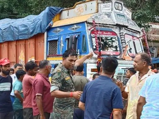 गिरिडीह-बिरनी मुख्य मार्ग पर ट्रक से टकराई बाइक