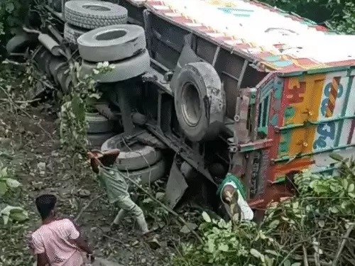 कोडरमा में कंटेनर ने बाइक को मारी टक्कर,नाबालिग समेत तीन की मौत, एक की हालत गंभीर
