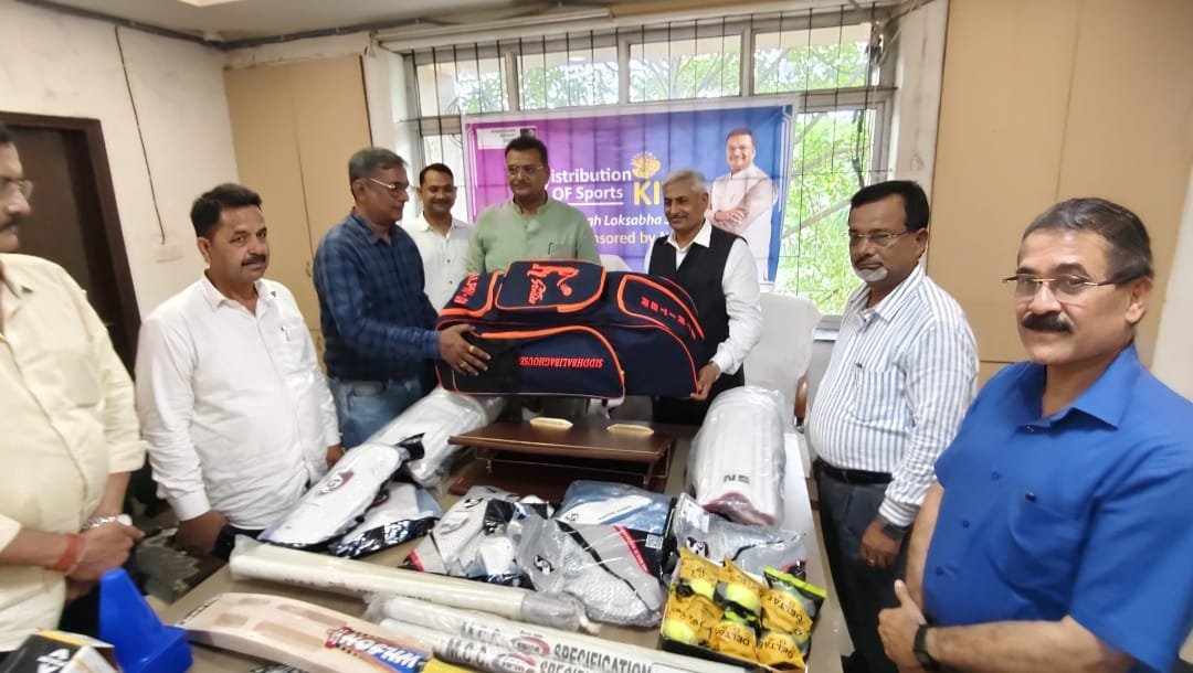 सांसद मनीष जायसवाल पहुंचे विभावि,खेल गतिविधियां बढ़ाने के लिए भेंट किया दो स्पोर्ट्स कीट्स