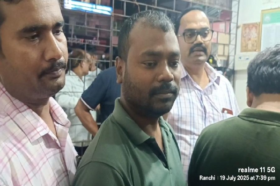 राजधानी के पंडरा और मोरहाबादी में शराब दुकानों पर छापा