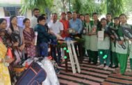 एसएस प्लस टू हाई स्कूल में छात्रों के बीच किया गया खेलकूद किट का वितरण
