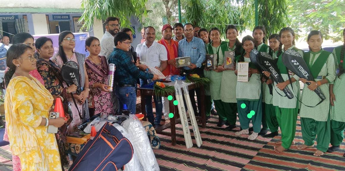 एसएस प्लस टू हाई स्कूल में छात्रों के बीच किया गया खेलकूद किट का वितरण