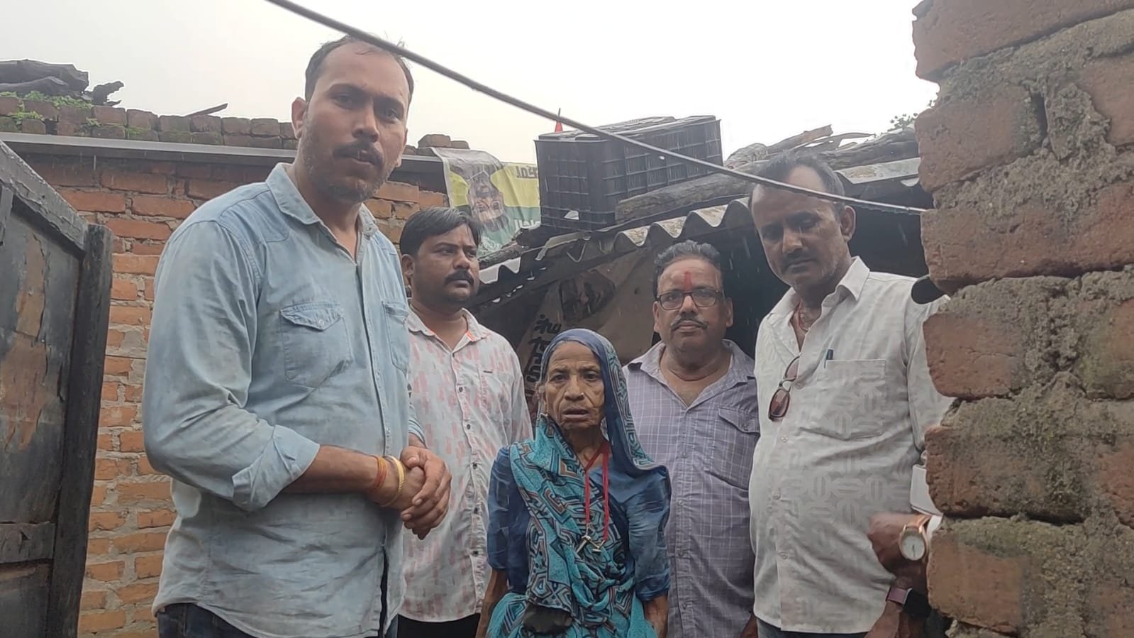 सांसद प्रतिनिधि और भाजपा कार्यकर्ताओं द्वारा बुजुर्ग महिला को दिया नया सहारा