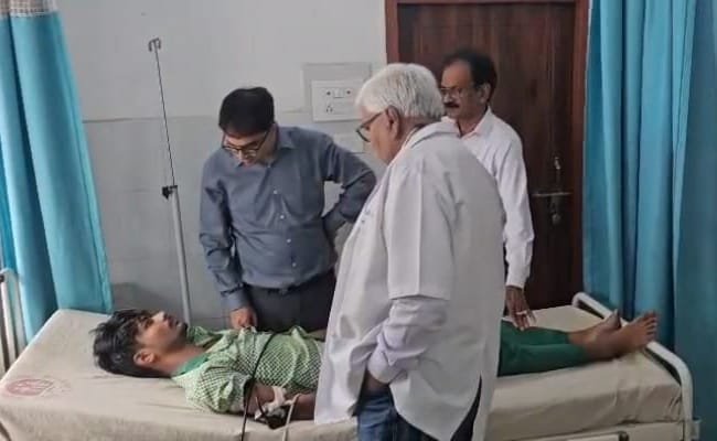 रामगढ़ डी सी ने गांधी हाई स्कूल प्लस टू उच्च विद्यालय का किया निरीक्षण