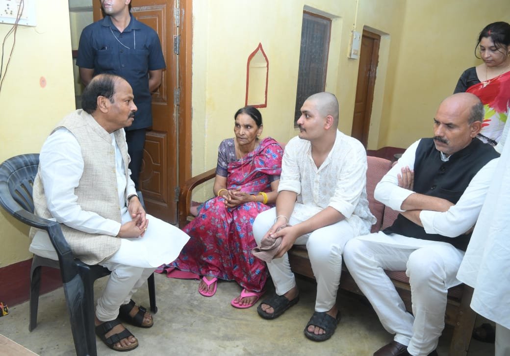 पूर्व मुख्यमंत्री रघुवर दास गढ़वा में पूर्व मंत्री ददई दुबे के आवास पहुंचे, शोक व्यक्त किया