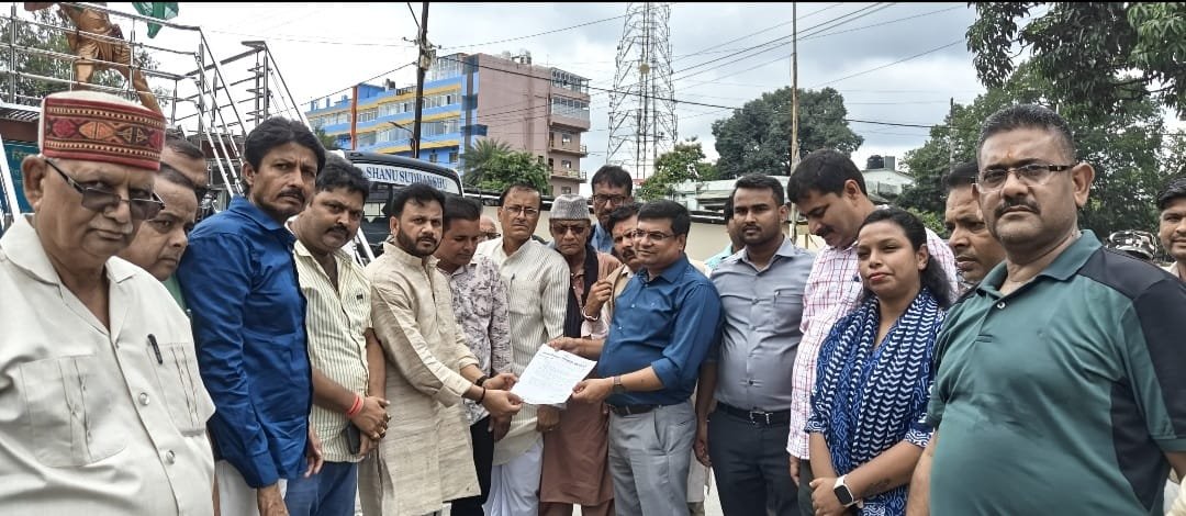 असमाजिक तत्वों द्वारा आदम कद प्रतिमा को क्षतिग्रस्त किये जाने पर कांग्रेसियों ने किया कड़ी शब्दों मे निन्दा