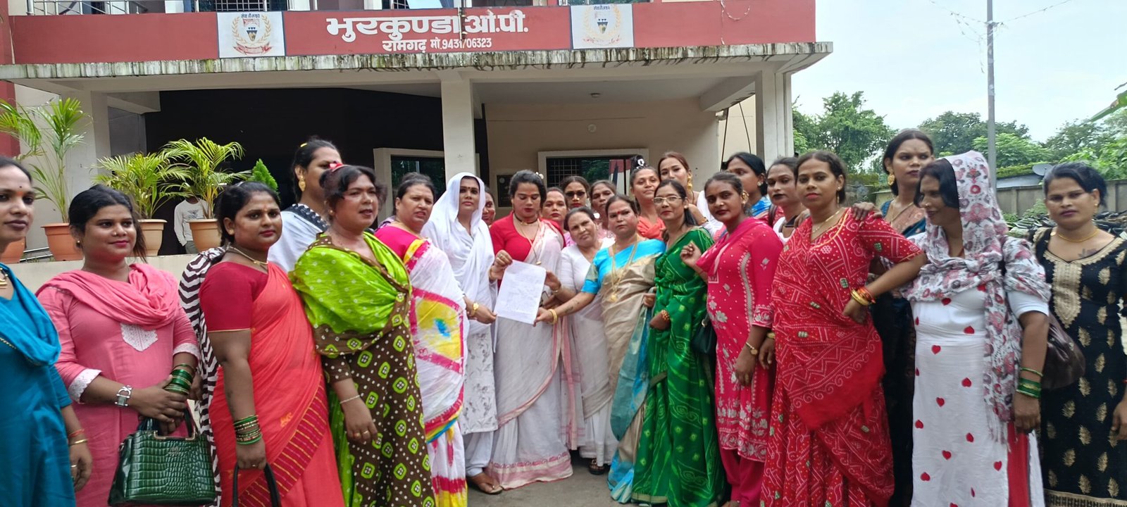 भुरकुंडा के किन्नर समाज ने थाना में दिया आवेदन