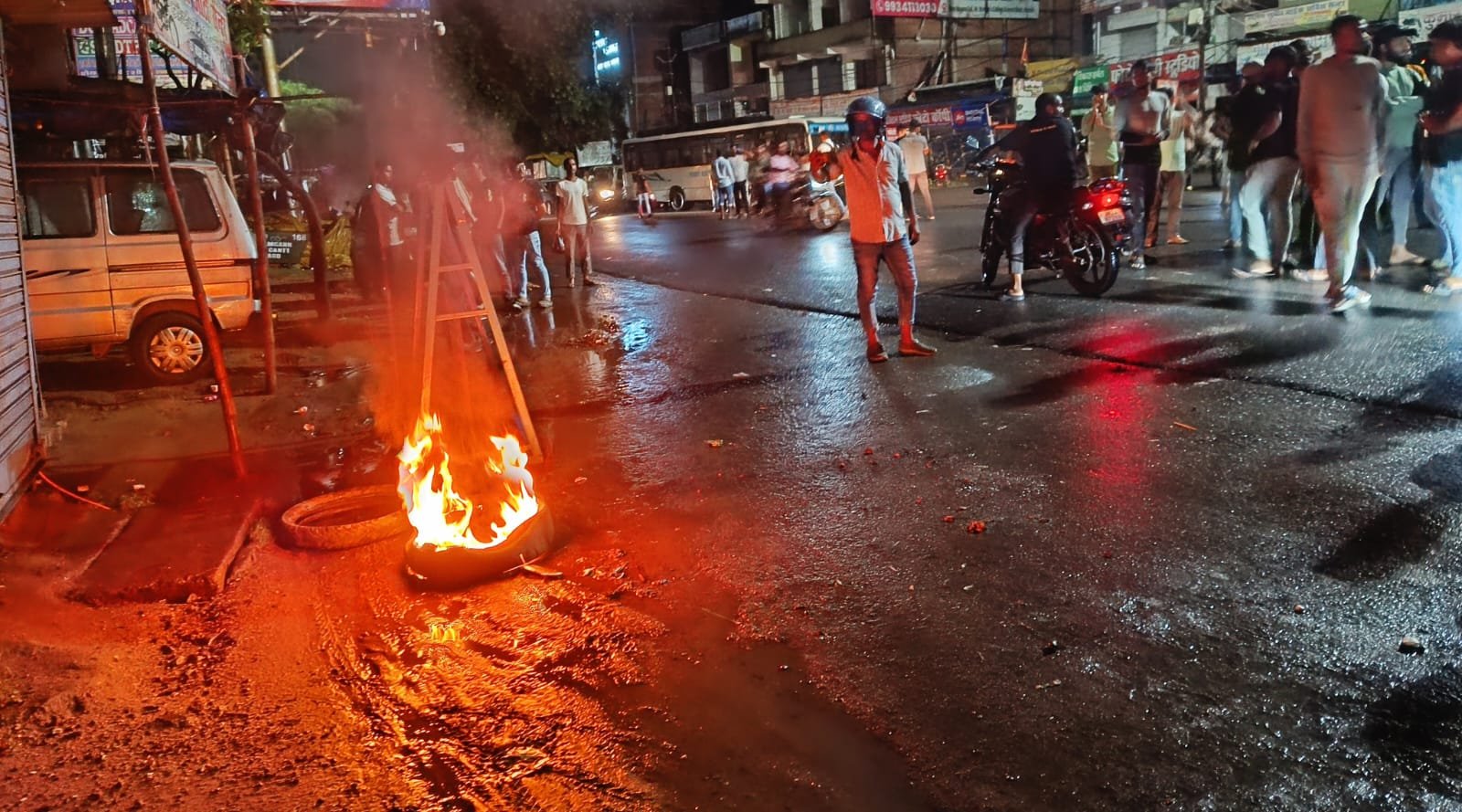 रामगढ़ पुलिस के खिलाफ लोगों का आक्रोश फूटा, सड़क जाम