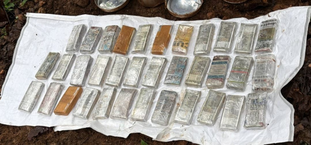 नक्सलियों द्वारा हथियार और गोला-बारूद खरीदने के लिए छुपाए गए लगभग 35 लाख रुपये बरामद