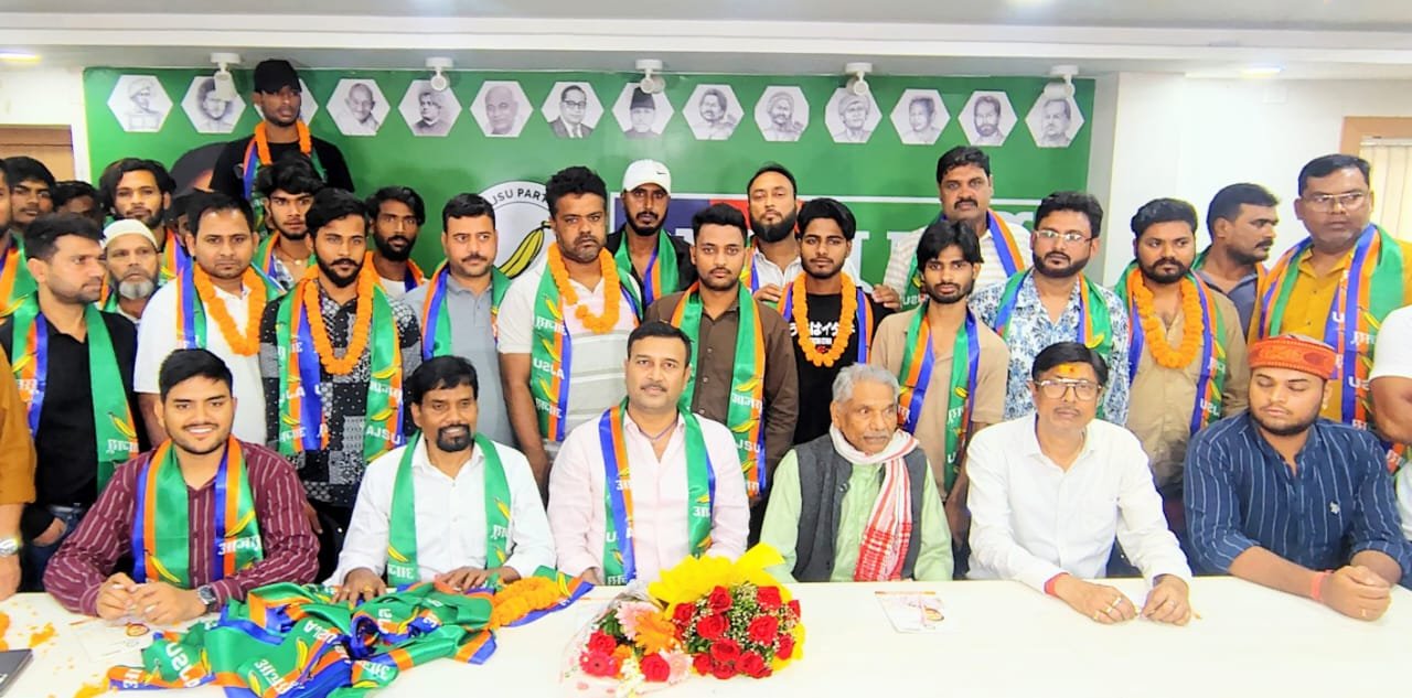 मिलन समारोह में झामुमो, कांग्रेस के कई लोग आजसू में शामिल