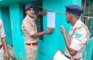 पुलिस ने अभियुक्त के घर पर इश्तेहार चिपकाया,6 सितम्बर को कोर्ट में शामिल होने की अपील