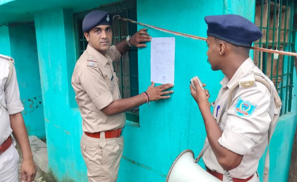 पुलिस ने अभियुक्त के घर पर इश्तेहार चिपकाया,6 सितम्बर को कोर्ट में शामिल होने की अपील