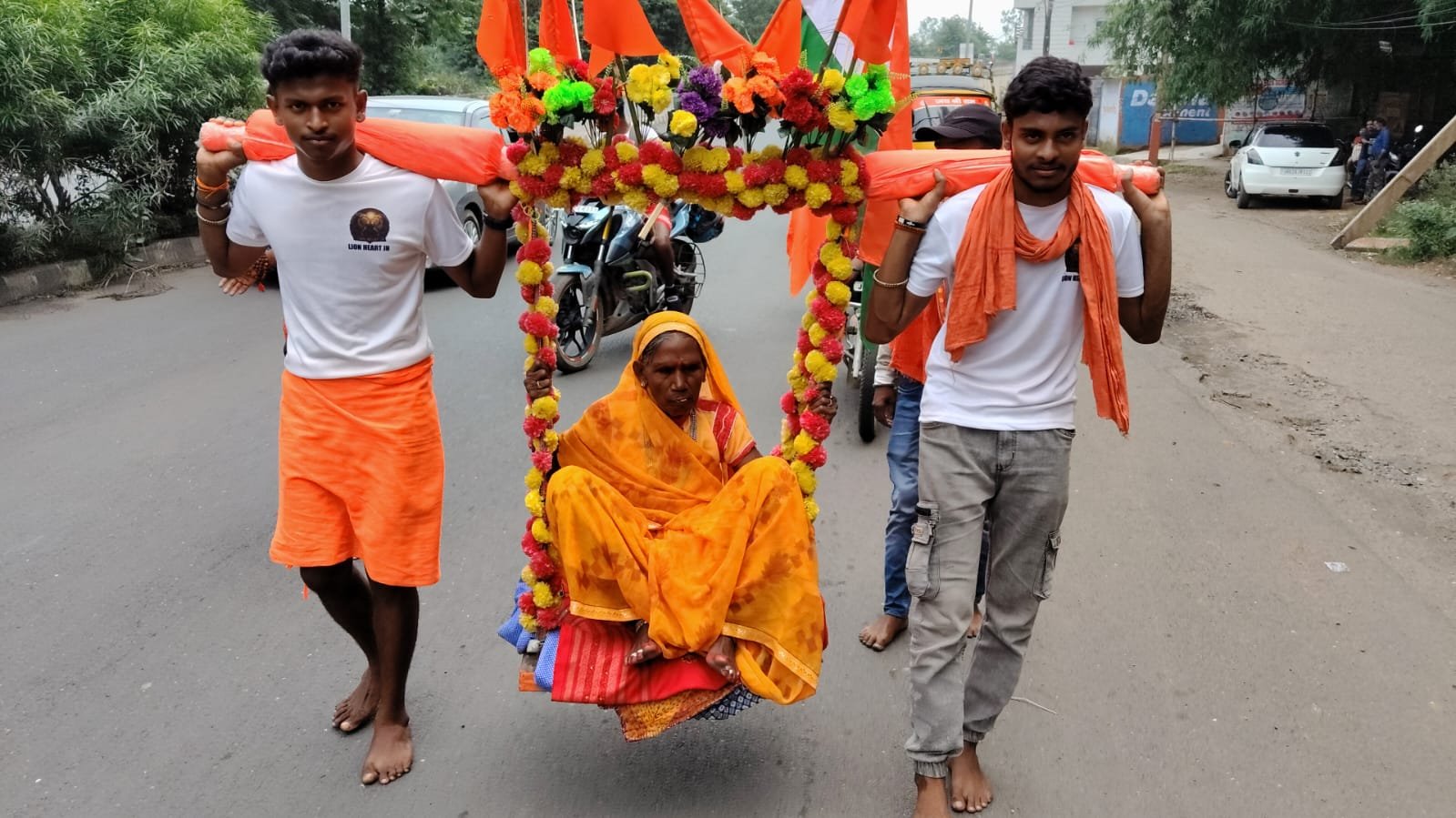 कावड़ में लेकर बुढी मां की इच्छा पूर्ण कराया