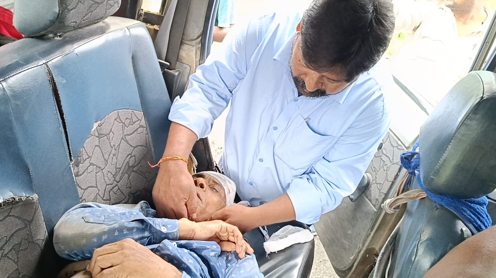 सीसीएलकर्मी सहित तीन छात्र सड़क दुर्घटना में घायल