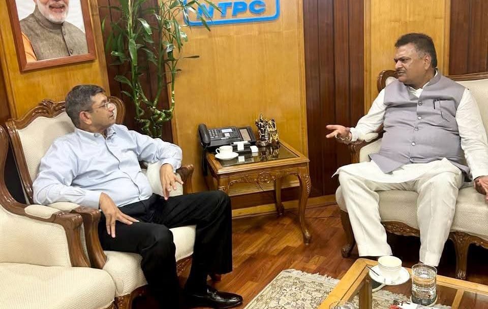 एनटीपीसी प्रबंध निदेशक गुरदीप सिंह से हजारीबाग सांसद मनीष जायसवाल ने मुलाकात कर की गहन चर्चा