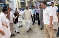बिरसा मुंडा एयरपोर्ट पर मल्लिकार्जुन खड़गे और राहुल गांधी का कांग्रेसियों ने किया स्वागत