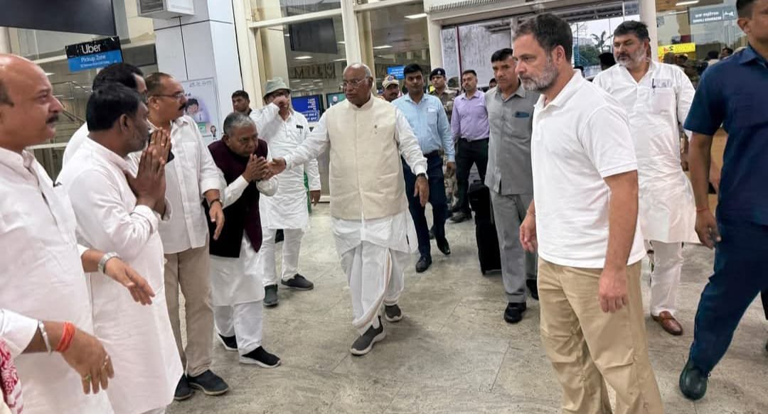 बिरसा मुंडा एयरपोर्ट पर मल्लिकार्जुन खड़गे और राहुल गांधी का कांग्रेसियों ने किया स्वागत