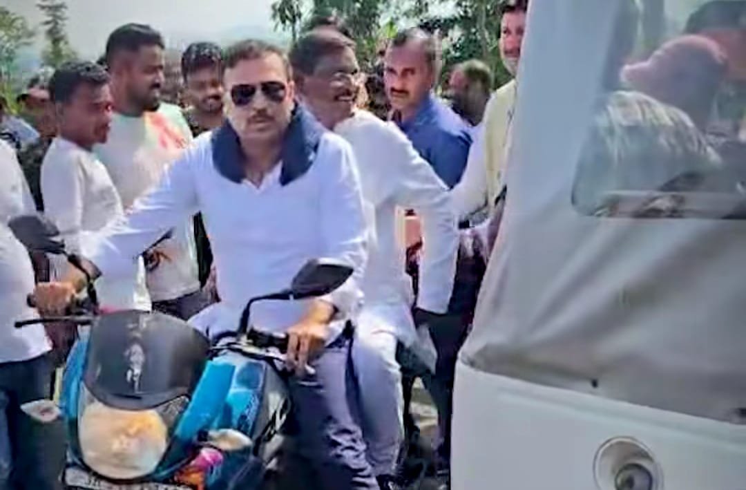 अर्जुन मुंडा और सुदेश महतो गुरुजी को अंतिम जोहार करने बाइक से पहुंचे नेमरा