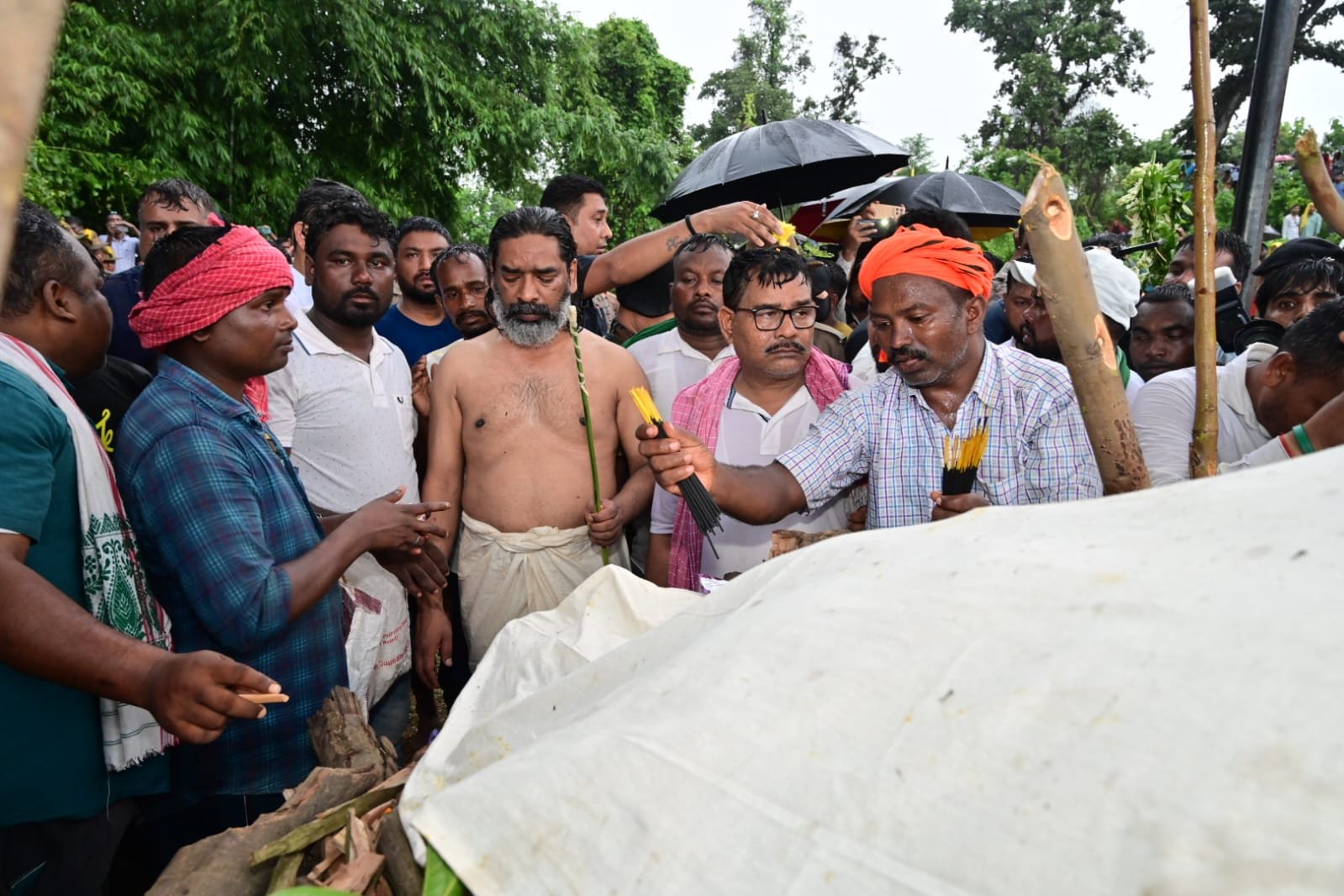 पूर्व मुख्यमंत्री और राज्यसभा सांसद दिशोम गुरु दिवंगत शिबू सोरेन जी का रामगढ़ के नेमरा में हुआ अंतिम संस्कार