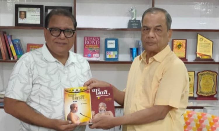 जैन मुनि श्री प्रमाण सागर जी महाराज के 16 पुस्तकों के सेट शांतिधारा बुक स्ट्रेट को दिए गए
