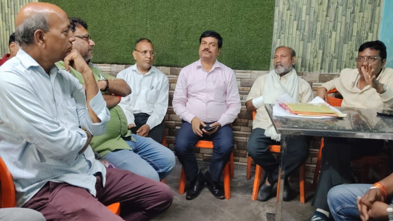 रेलवे द्वारा स्टेशन रोड में बने दुकानदारों को थमाया नोटिस