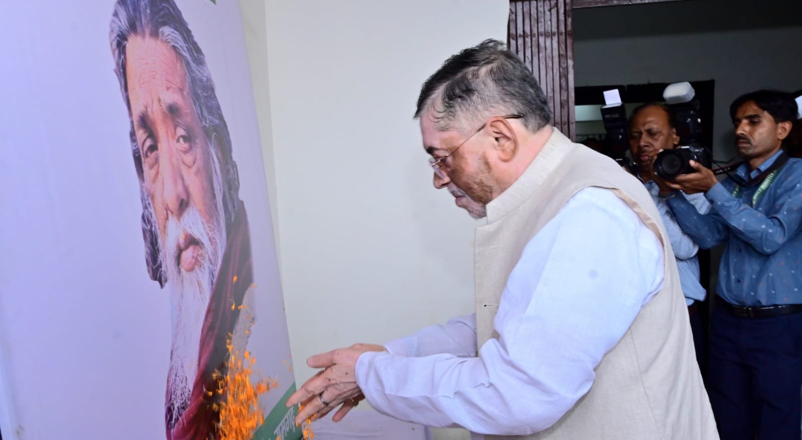 झारखंड के राज्यपाल पहुंचे नेमरा गांव,हेमंत से की मुलाकात,गुरुजी को श्रद्धांजलि अर्पित की