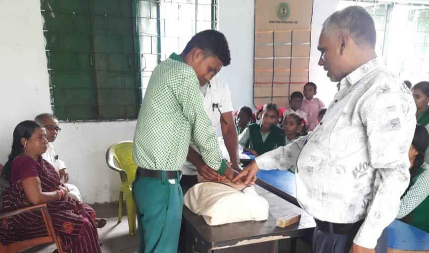 बड़ी संख्या में विद्यालयों में हुआ सीपीआर एवं फर्स्ट एड उपचार प्रशिक्षण कार्यक्रम का आयोजन