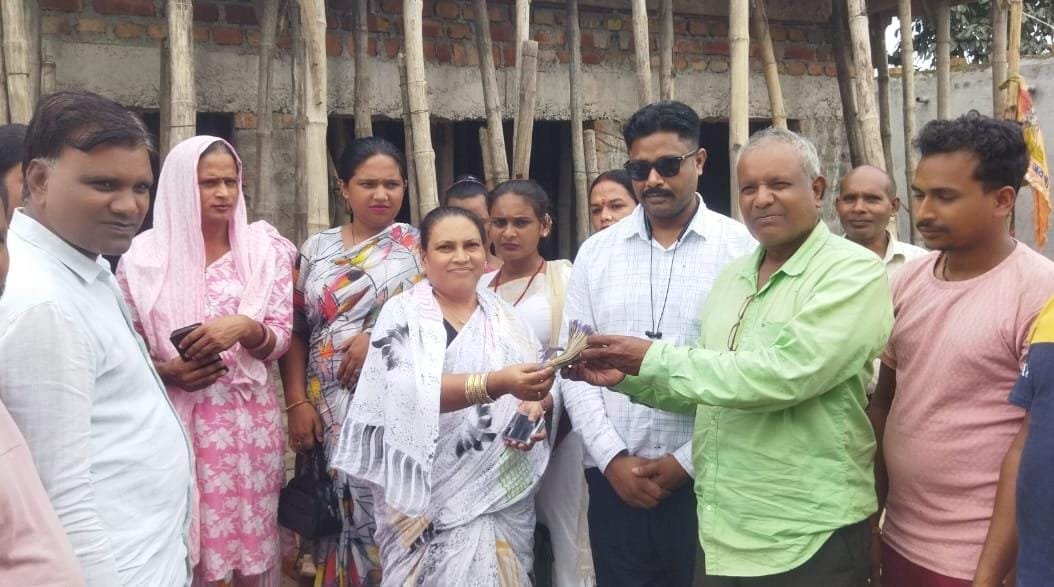 भुरकुंडा के किन्नर समाज ने हुनमान मन्दिर ढलाई के लिए 11000 की राशि दी